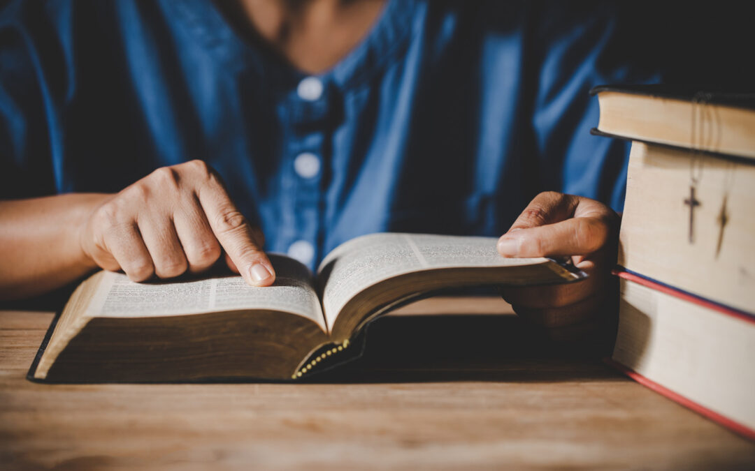 Como estudar a Bíblia do jeito certo: métodos, dicas e erros comuns